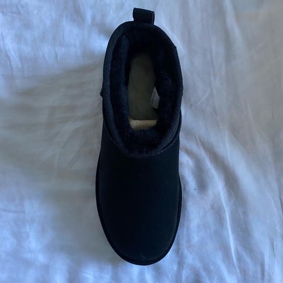 CLASSIC ULTRA MINI BOOTS IN BLACK - Picture 6 of 9